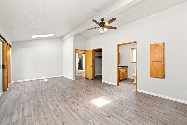 Building Photo - 39601 Santiam Bluffs Rd NE