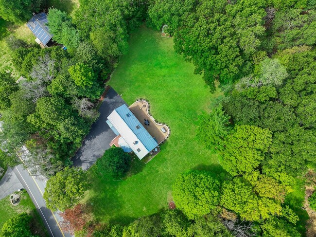 Building Photo - 338 Clove Rd