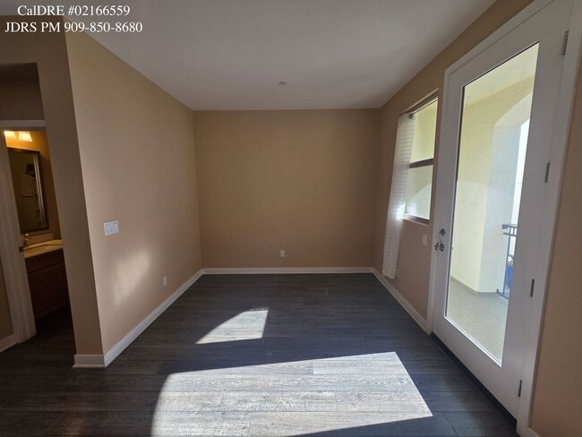 Building Photo - Bellflower 3 Bedroom Townhouse