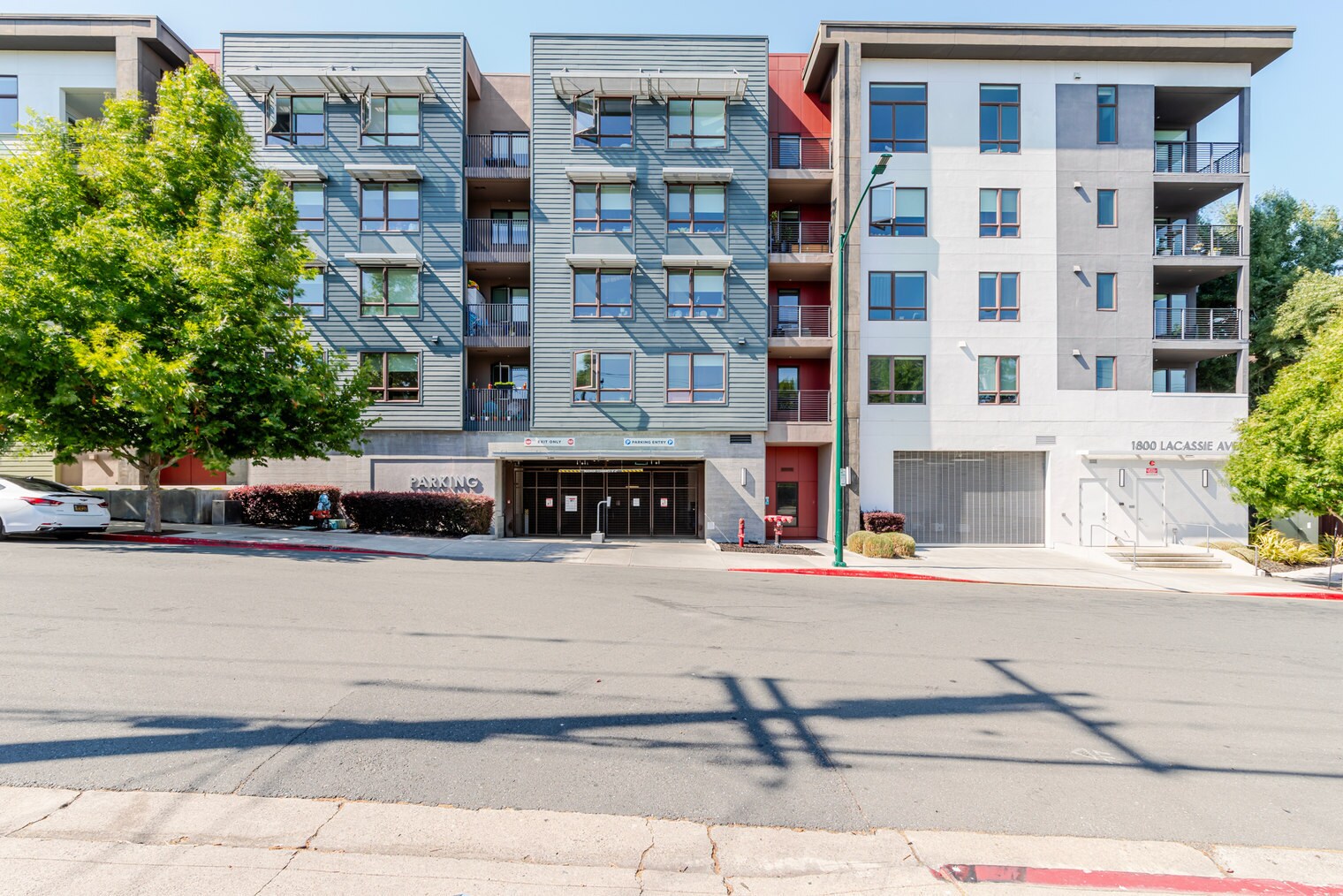 Building Photo - 1800 Lacassie Ave