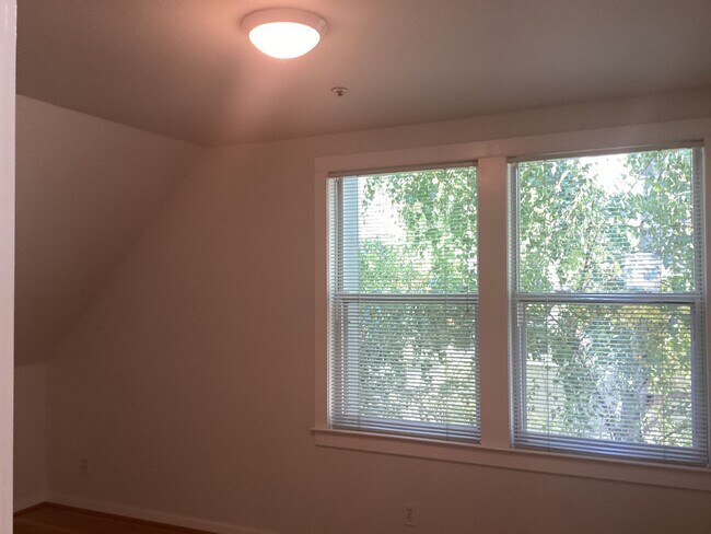 Building Photo - 204 Roosevelt Terrace