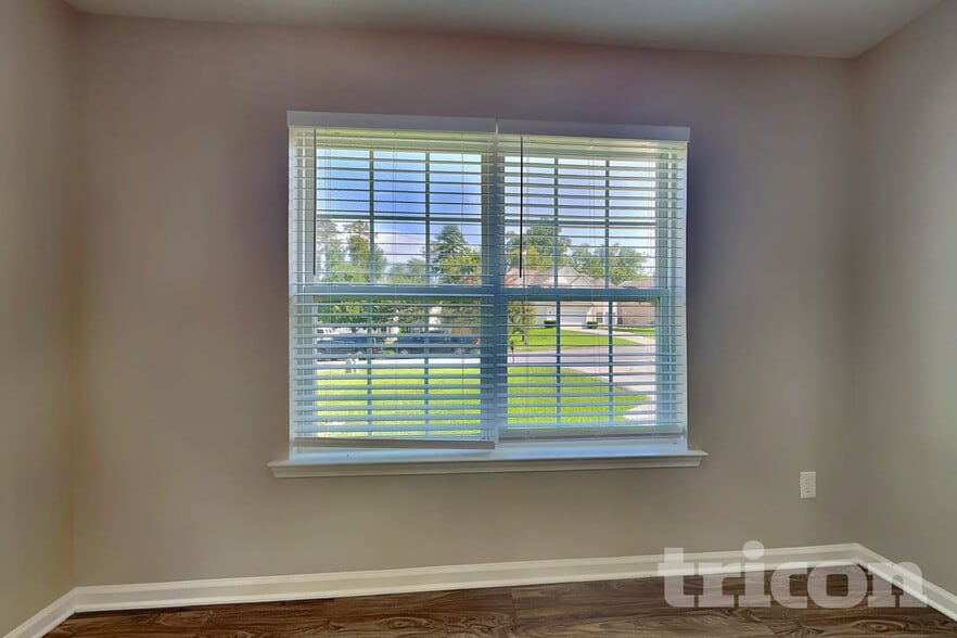 Building Photo - 2120 Clear Brook Dr