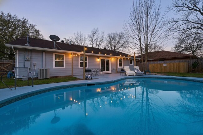 Building Photo - 5330 Hialeah Dr