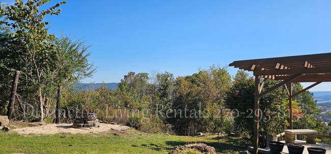 Building Photo - Cozy home with a stunning view!