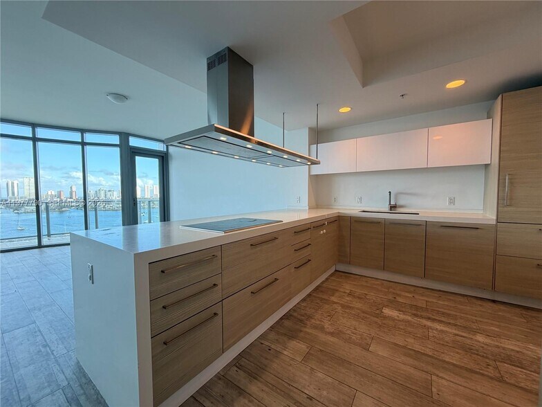 Building Photo - 17111 Biscayne Blvd