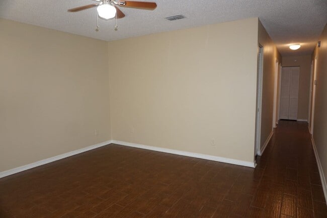 Building Photo - 3 Bedroom 2 Bathroom with Bonus Room