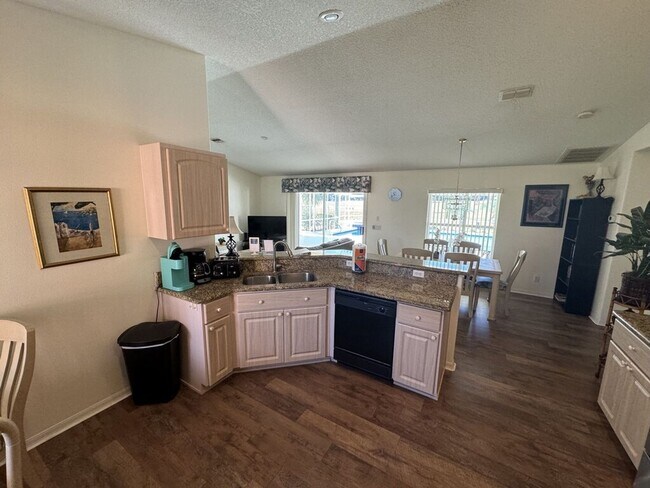 Building Photo - 1398 N Foxrun Terrace
