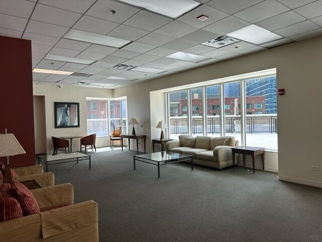 Building Photo - 512 N McClurg Ct