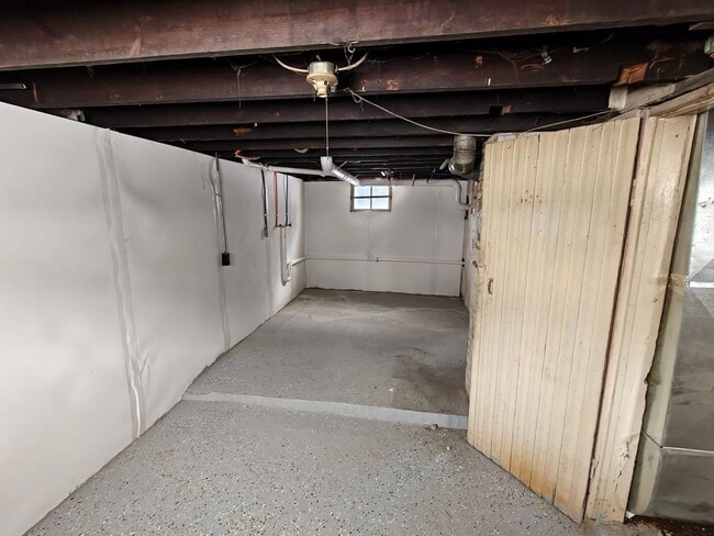 Building Photo - Newly Rehabbed 6-Bedroom, 3-Story Home with Off-Street Parking