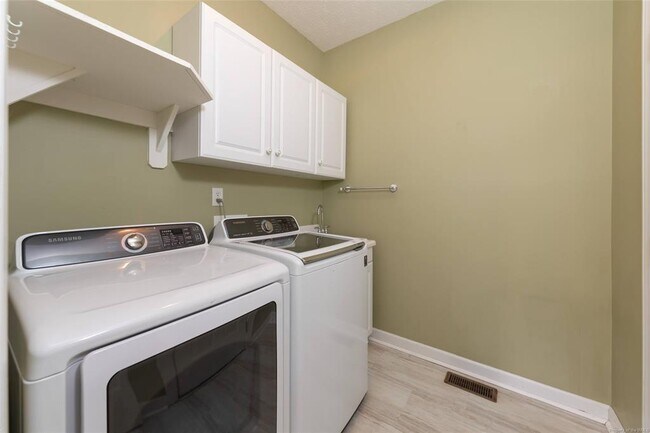 Building Photo - 3948 Penzance Pl