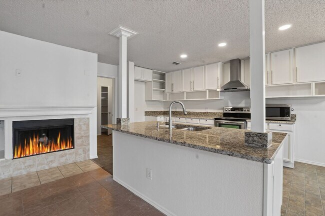 Building Photo - 5-bedroom, 3 bathrooms House for Rent