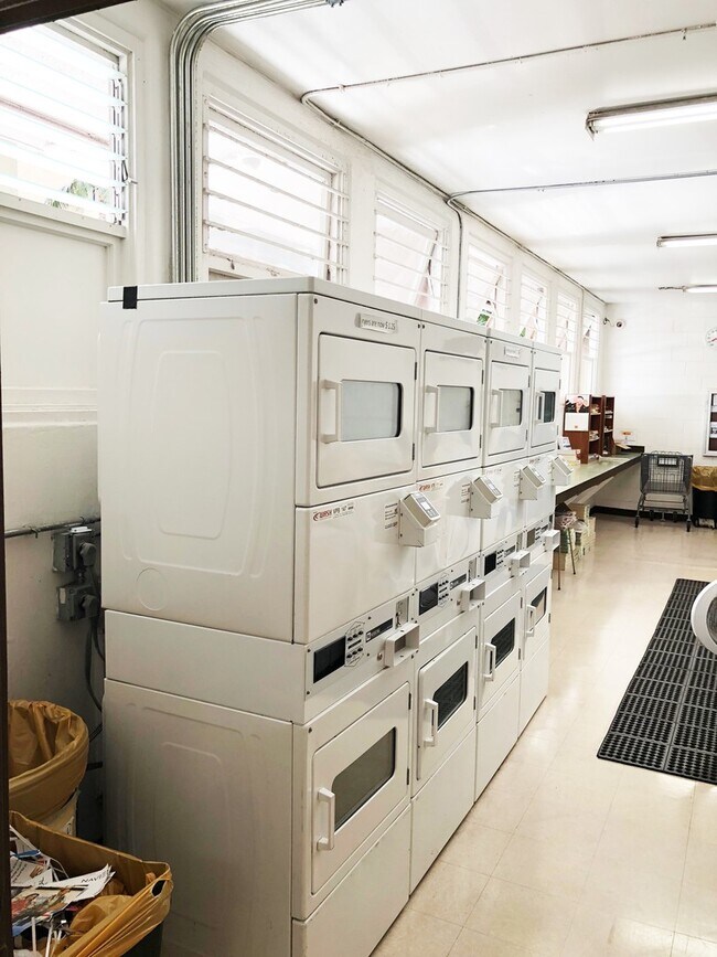 Building Photo - Waikiki - 1 bed 1 bath  w/ Parking - Utilities included!