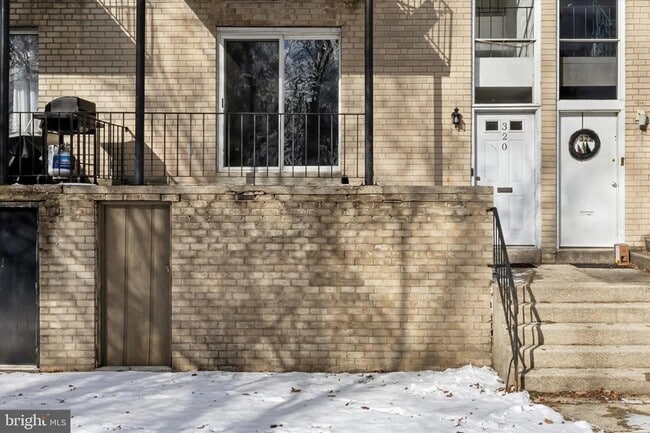 Building Photo - 320 Hermit St