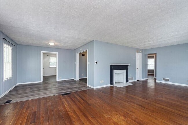 Building Photo - Great Broad Ripple Location With Fenced Backyard!