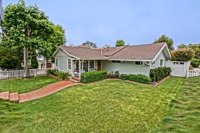 Building Photo - BEAUTIFULLY REMODELED (FURNISHED), 3BR3BA ...