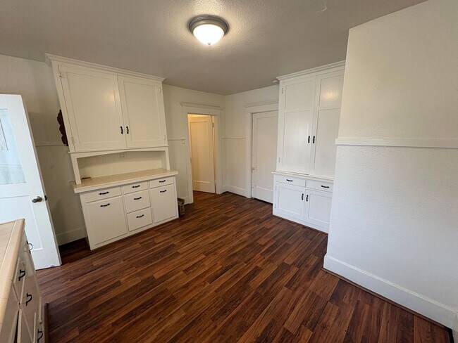 Building Photo - Classic vintage home walking distance to downtown Visalia!