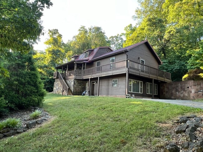 Building Photo - Large 2story in Kodak! Available Now!