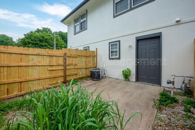 Building Photo - 955 Leroy St