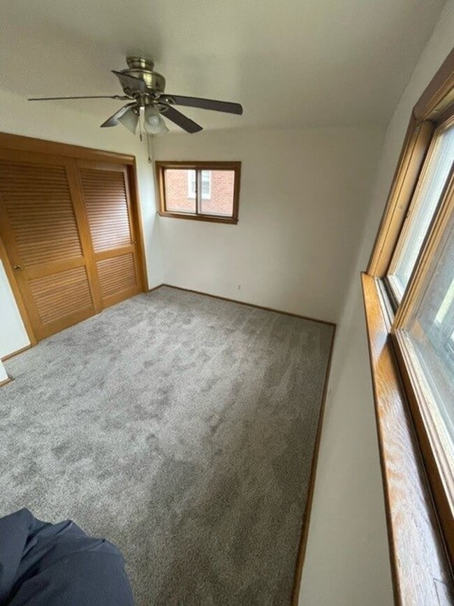 Building Photo - Charming & Bright 2-Bedroom Apartment in Milwaukee's Fairview Neighborhood!
