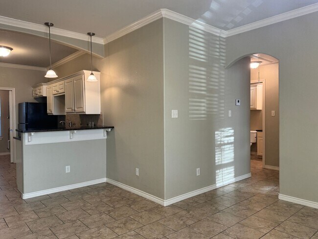 Building Photo - 516 S Baxter Ave