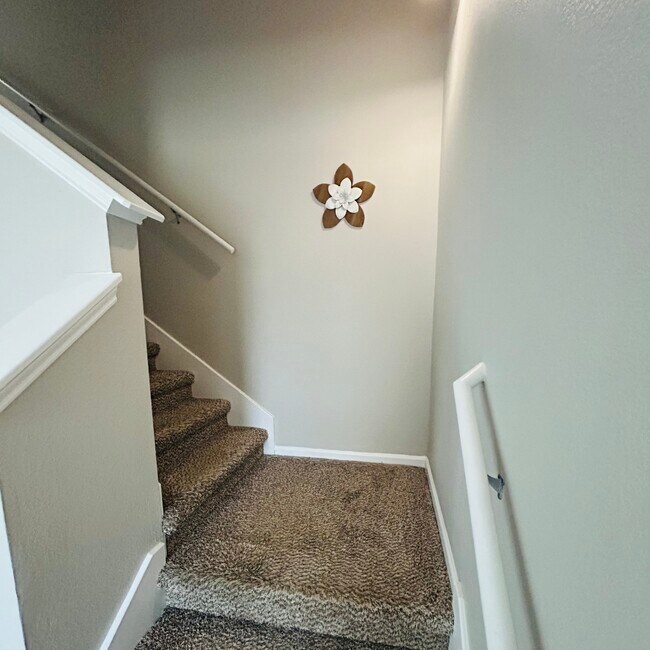 Building Photo - 718 Pine Lodge Dr