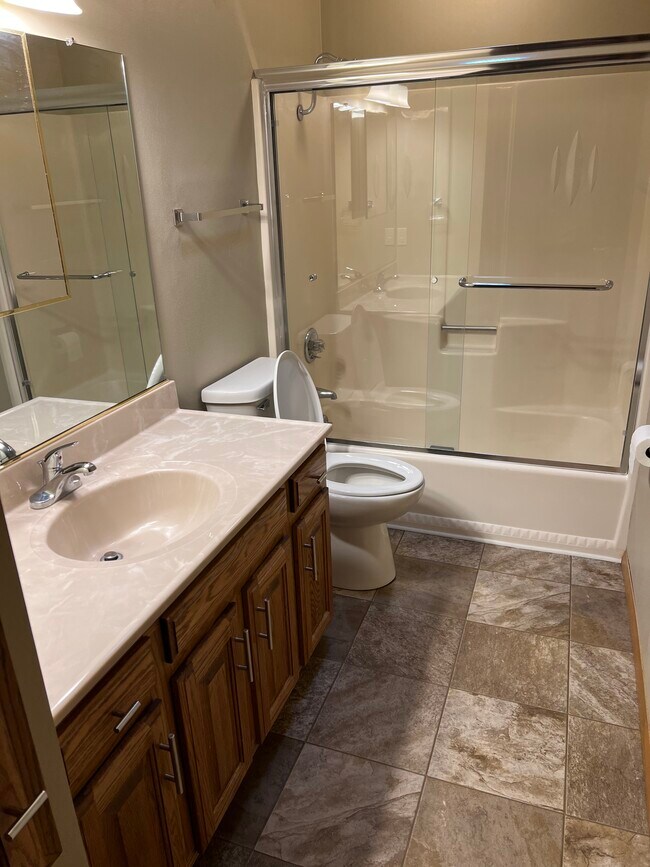 2nd floor bathroom (BA 2) - 1224 E Longview Dr