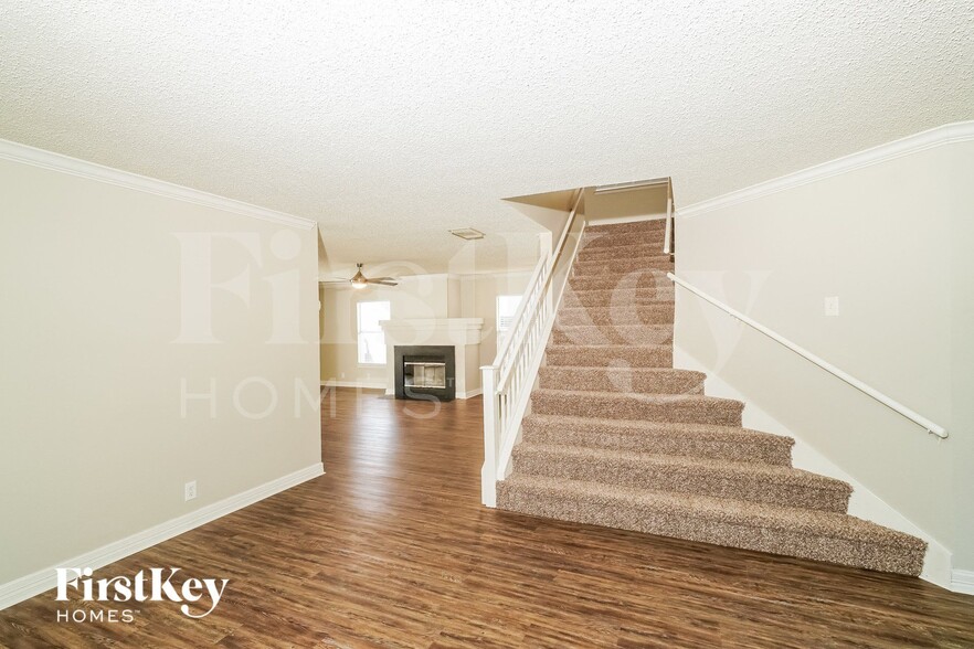 Building Photo - 14219 N Hills Village Dr