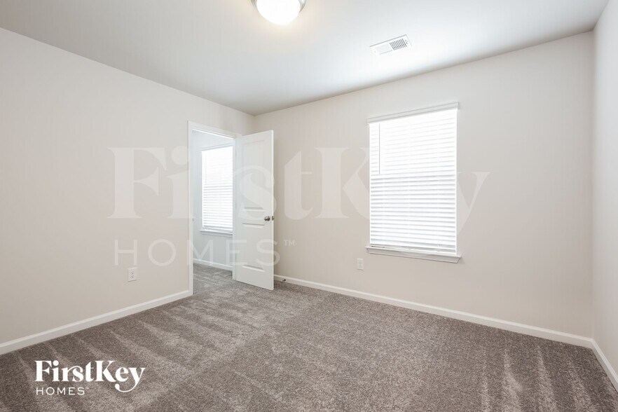 Building Photo - 300 Stonefence Dr