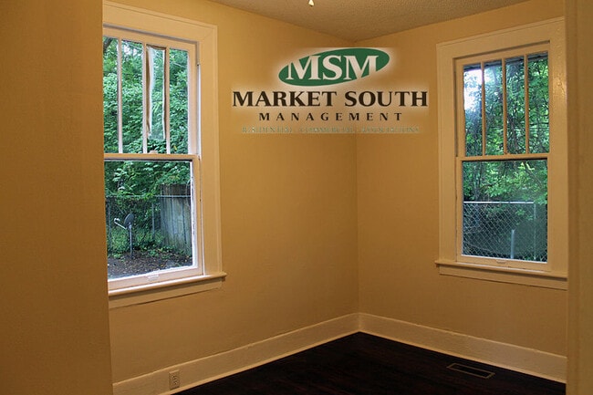 Building Photo - MIDTOWN BUGALOW