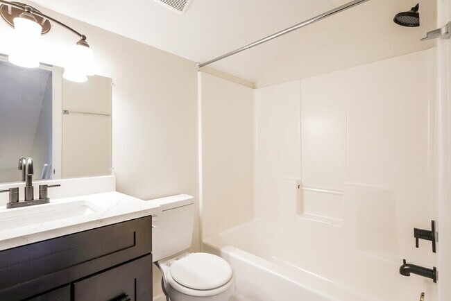 Building Photo - 125 Summerlake Pl