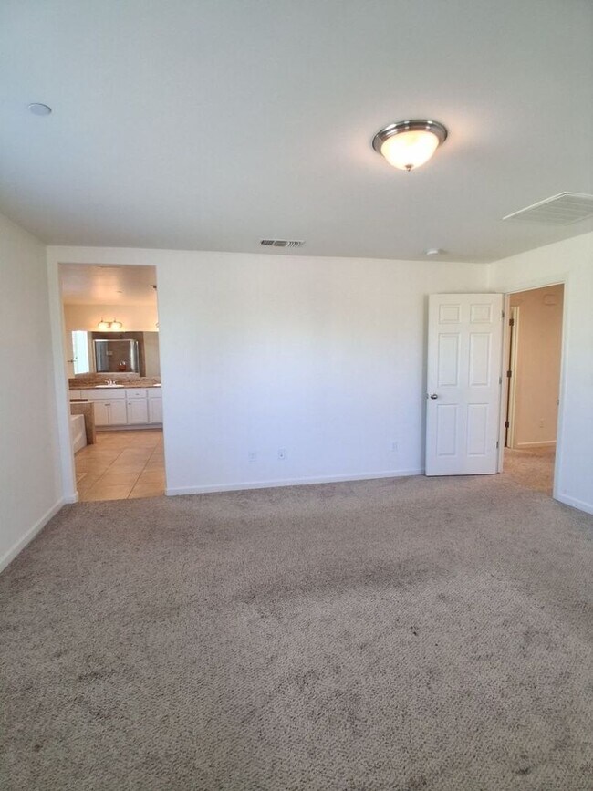Building Photo - Beautiful 4 Bed / 3 Bath Home in Desirable Clovis Neighborhood