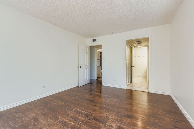 Building Photo - Beautiful & Modern 2 bedroom in Denver!