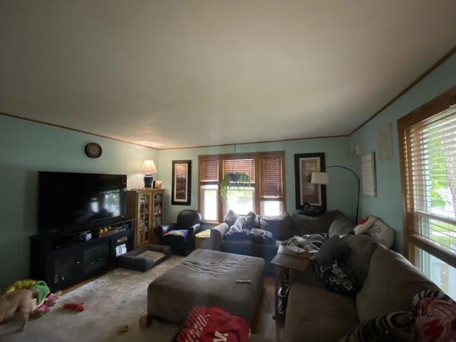 Building Photo - 732 Niagara St