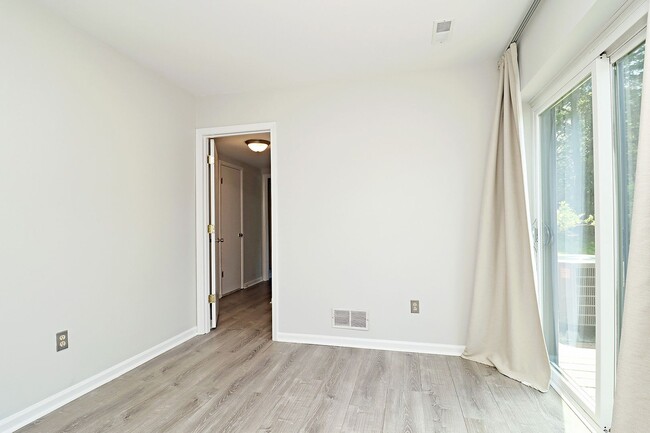 Building Photo - Move-in Ready End-Unit Stonehenge Townhome