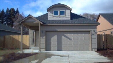 Building Photo - 3 Bedroom Home in Northeast Bend
