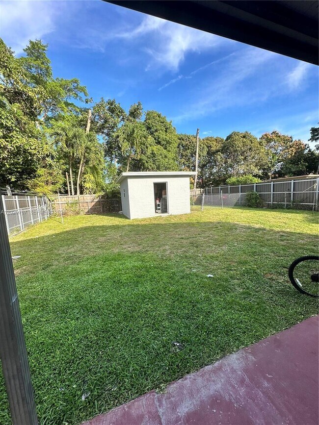 Building Photo - 111 SW 31st Ct
