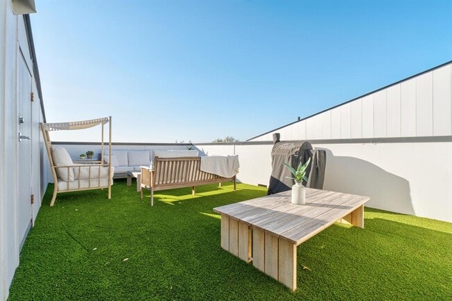 Building Photo - 3406 E 17th St