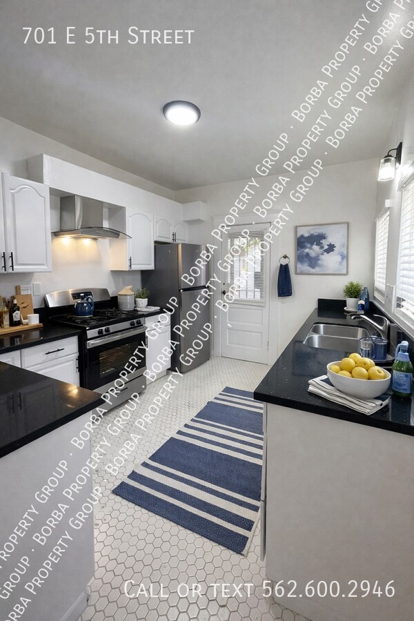 Building Photo - 701 E 5th St