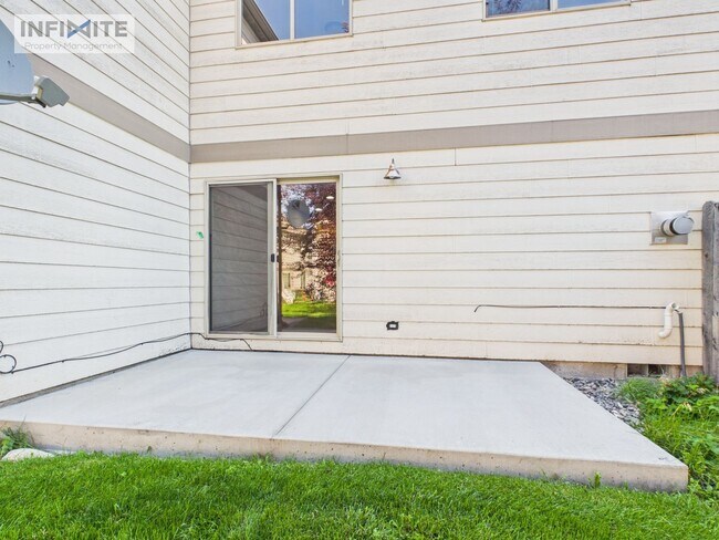 Building Photo - 935 Forestglen Dr