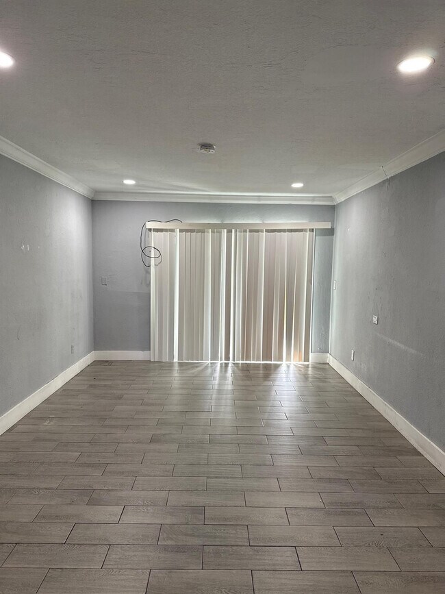 Building Photo - 941 NE 169th St