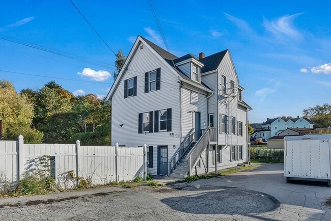 Building Photo - 13R Plain St