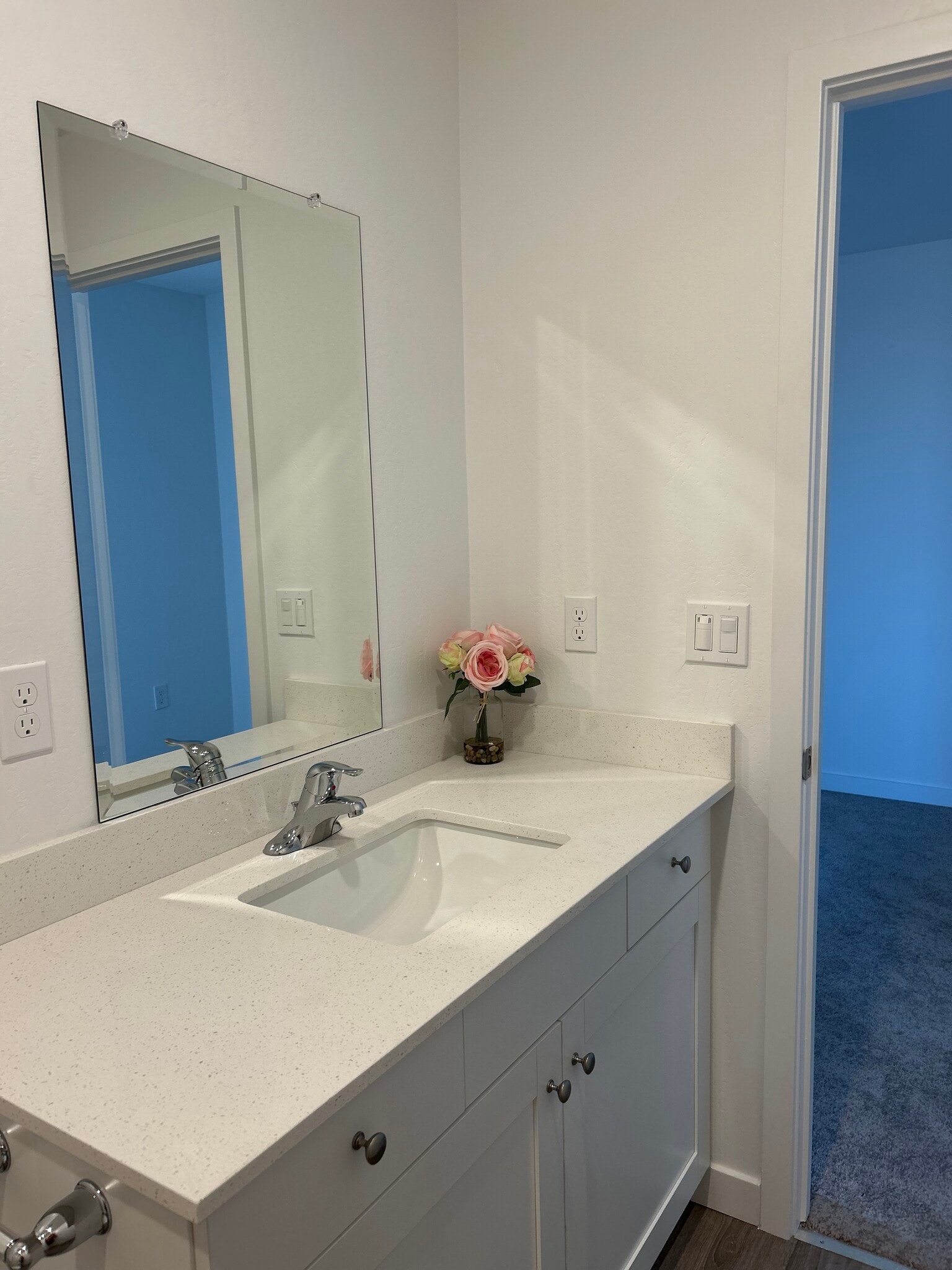 Full upstairs bathroom - 8716 Hamblen Ct