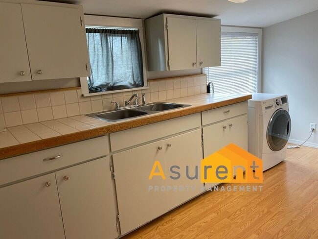 Building Photo - Great 1 Bed 1 Bath Available Soon!