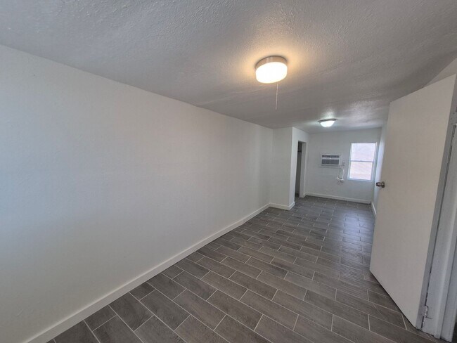 Building Photo - 383 S 7th Ave