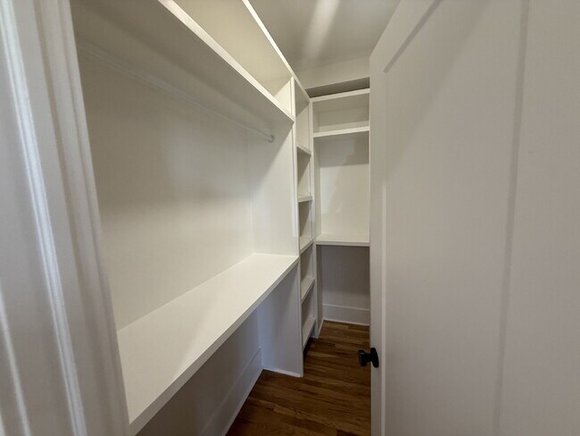Building Photo - "Spacious 3-Bed, 3.5-Bath in the heart of East Nash