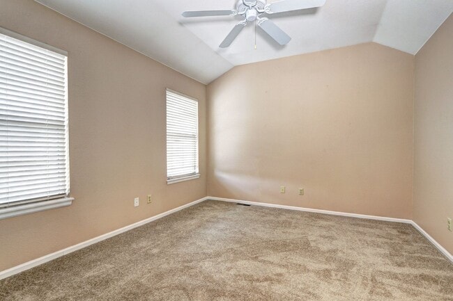 Building Photo - 2bed 2 bath townhome located in the Southp...