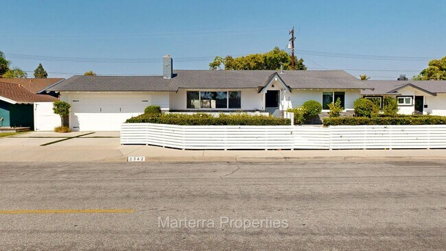 Building Photo - Beautiful Home with Pool!