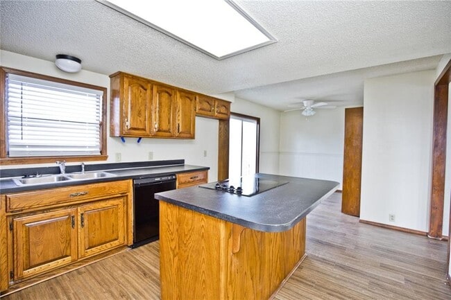 Building Photo - 726 McClure Ave