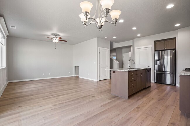 Building Photo - Beautiful SE Boise Home 4bd/2.5ba 1800+ SF
