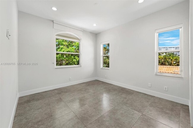 Building Photo - 552 Palm Dr